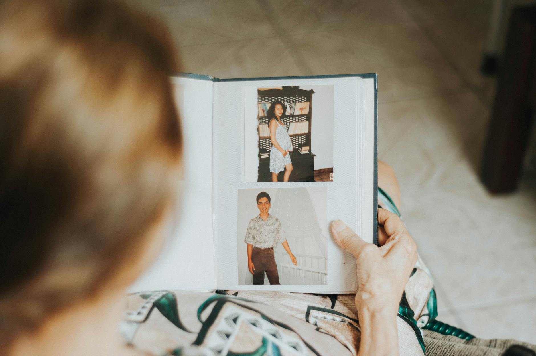 Imprimer un livre de souvenirs : ce qu'il faut avoir écrit avant de commander