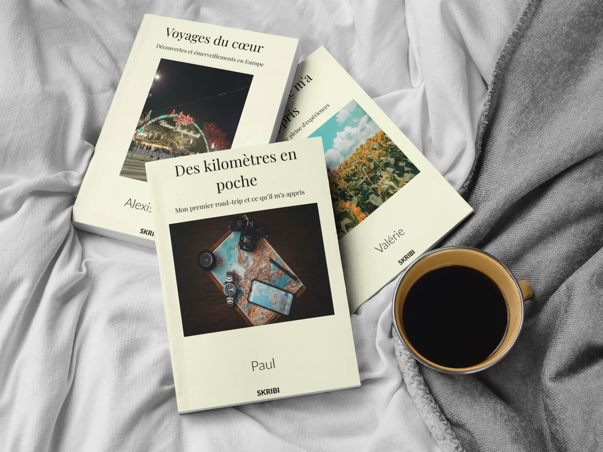 Livres imprimés Skribi sur un lit avec une tasse de café
